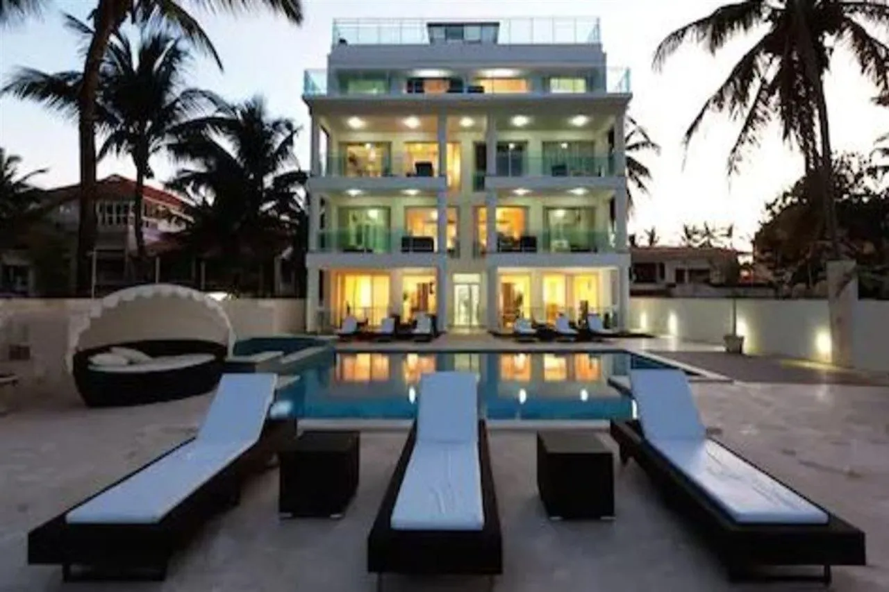 קברטה Watermark Luxury Oceanfront All Suite Hotel